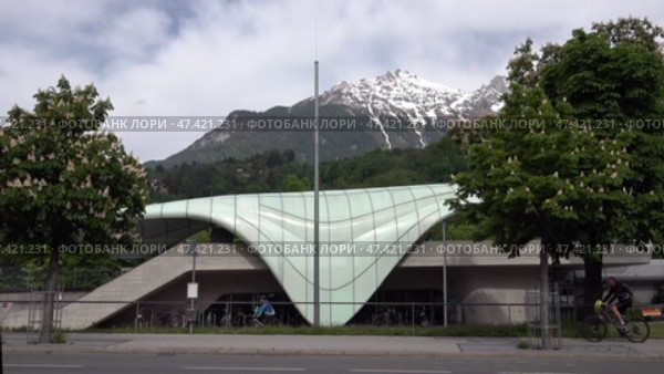 Остановка фуникулера в городе Инсбрук. Австрия. Май. Funicular stop in Innsbruck. Austria. May. Редакционное видео, видеограф Горшков Александр / Фотобанк Лори
