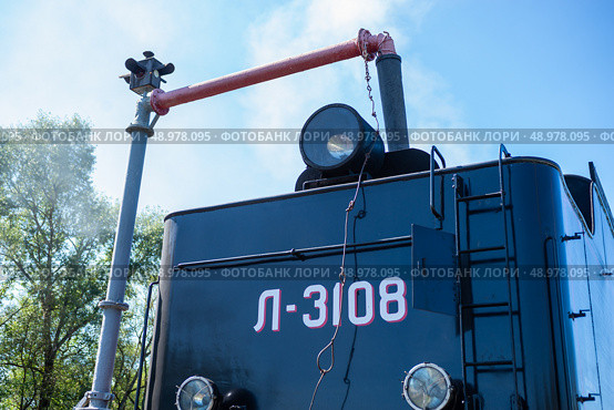 Осташков Тверская область Россия-25.08.2024. РЕТРОПОЕЗД «СЕЛИГЕР» БОЛОГОЕ – ОСТАШКОВ на паровой тяге. Тендер паровоза заправляют водой из гидроколонки через "хобот" и заправочный люк на железнодорожной станции Осташков. Ostashkov Tver region, Russia-08/25/2024. RETROPOEZD "SELIGER" BOLOGOE – OSTASHKOV on steam traction. The locomotive's tender is filled with water from a hydraulic column through a "trunk" and a filling hatch at the Ostashkov railway station. Редакционное фото, фотограф Мария / Фотобанк Лори