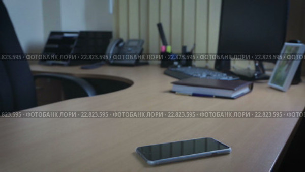 Оставленный на офисном столе телефон. Стоковое видео, видеограф Юлия Машкова / Фотобанк Лори