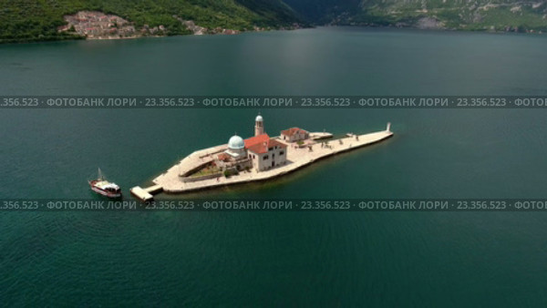 Остров Госпа-од-Шкрпьела в Которской бухте Адриатического моря. Черногория (2016 год). Стоковое видео, видеограф Кекяляйнен Андрей / Фотобанк Лори