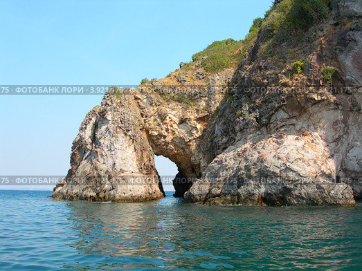 Остров с аркой над морем. Стоковое фото, фотограф Сергей Учаев / Фотобанк Лори