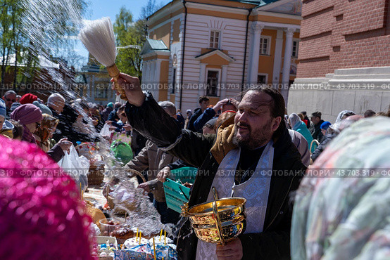 Освящение приношений на улице (2024 год). Редакционное фото, фотограф Пучков Андрей Александрович / Фотобанк Лори