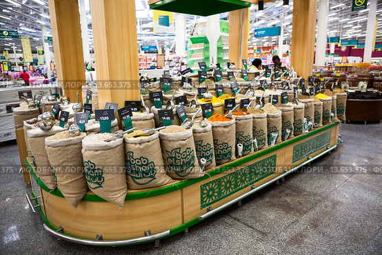Отдел по продаже сухих специй в продовольственном магазина Spinneys, Хургада, Египет (2015 год). Редакционное фото, фотограф Кекяляйнен Андрей / Фотобанк Лори
