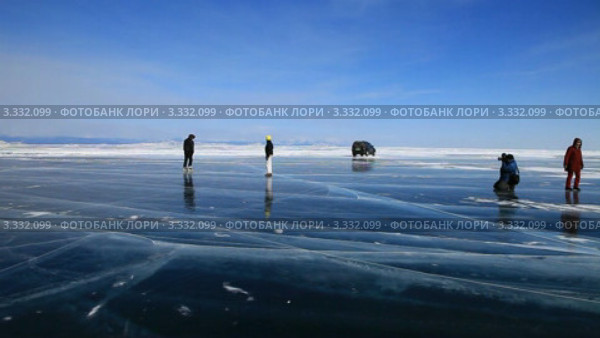 Отдых на Байкале зимой. Катание на коньках и фотографирование (2012 год). Редакционное видео, видеограф Виктория Катьянова / Фотобанк Лори