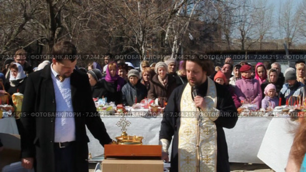 Отец Дмитрий читает молитву на освящении пасхальных куличей. Храм святого великомученика Феодора Тирона. Москва (2015 год). Редакционное видео, видеограф Сергей Соболев / Фотобанк Лори