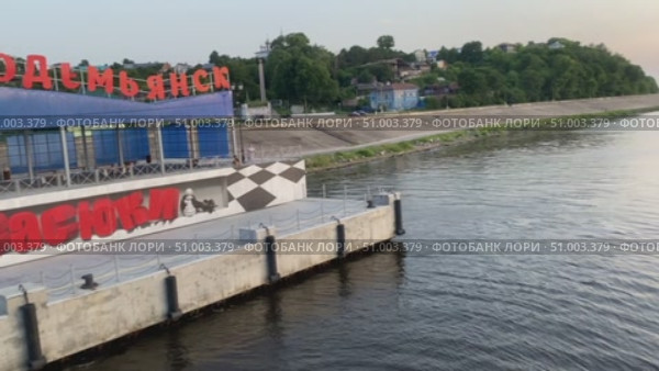 Отход круизного теплохода от пристани в Козьмодемьянске на Волге вечером. Редакционное видео, видеограф Владимир Шипикин / Фотобанк Лори