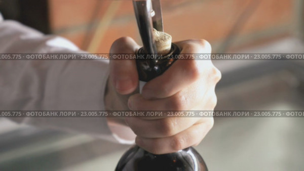Открывание бутылки вина. Стоковое видео, видеограф worker / Фотобанк Лори