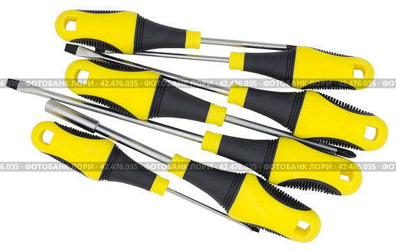 Отвертки разного размера на белом фоне. Screwdriver for electricians isolated on white background. Стоковое фото, фотограф Татьяна Д / Фотобанк Лори