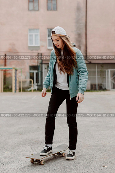 outdoors skater girl her skateboard 3. Стоковое фото, агентство Ingram Publishing / Фотобанк Лори