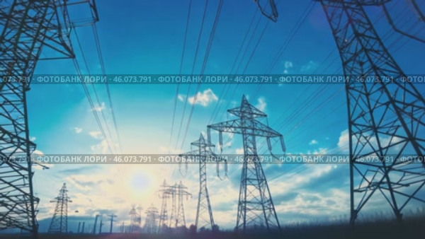 Overhead line pylons, high voltage pylons. Power transmission towers and lines at sunset. A shot of high voltage electric transmission tower, also known as electricity pylon. Стоковое видео, видеограф ALLA YURTAYEVA / Фотобанк Лори