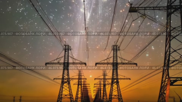 Overhead line pylons, high voltage pylons. Power transmission towers and lines at sunset. A shot of high voltage electric transmission tower, also known as electricity pylon. Стоковое видео, видеограф ALLA YURTAYEVA / Фотобанк Лори