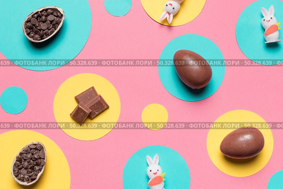 overhead view easter eggs rabbit choco chips round frame pink background. High resolution photo. overhead view easter eggs rabbit choco chips round frame pink background. High quality photo. Стоковое фото, агентство Ingram Publishing / Фотобанк Лори