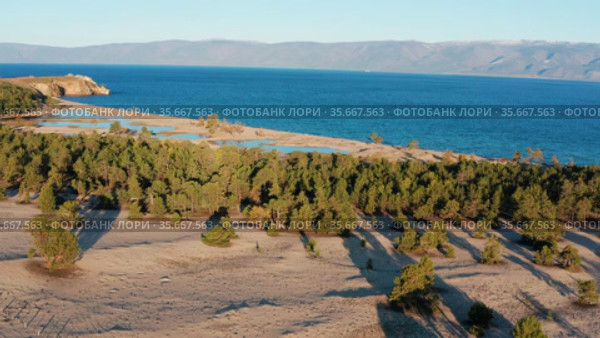 Озеро Байкал осенью. Песчаные дюны острова Ольхон. Вид с воздуха. Lake Baikal in autumn. Sand dunes of Olkhon Island. Aerial view. Стоковое видео, видеограф Евгений Романов / Фотобанк Лори