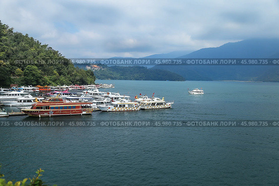 Озеро Луны и Солнца (Sun Moon lake, Taiwan) — озеро в центральной части острова Тайвань, в уезде Наньтоу (2019 год). Редакционное фото, фотограф Римма Тельнова / Фотобанк Лори