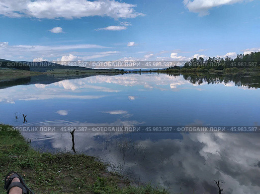 Озеро с отражением неба и облаков. Стоковое фото, фотограф Елена Забелина / Фотобанк Лори