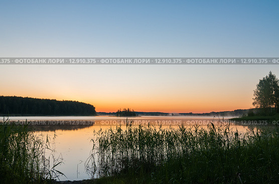 Озеро Селигер при рассветном солнце. Стоковое фото, фотограф Игорь Низов / Фотобанк Лори