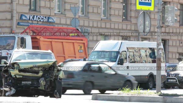 Оживленный городской перекресток с разбитым автомобилем на тротуаре (2015 год). Редакционное видео, видеограф Кекяляйнен Андрей / Фотобанк Лори