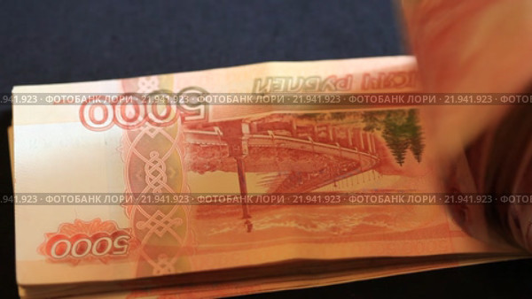 Пачка из купюр номиналом 5000 рублей на черном фоне. Стоковое видео, видеограф Яна Королёва / Фотобанк Лори