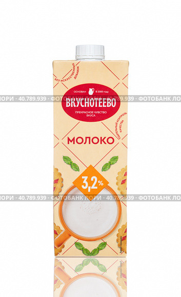 Пачка молока Вкуснотеево (2023 год). Редакционное фото, фотограф Кирилл Репневский / Фотобанк Лори