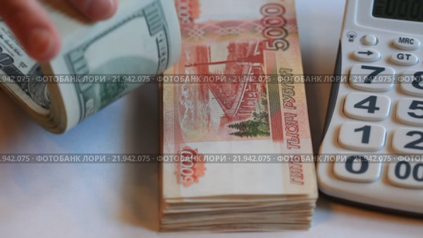 Пачка российских рублей номиналом 5000 и американских долларов номиналом 100. Стоковое видео, видеограф Яна Королёва / Фотобанк Лори