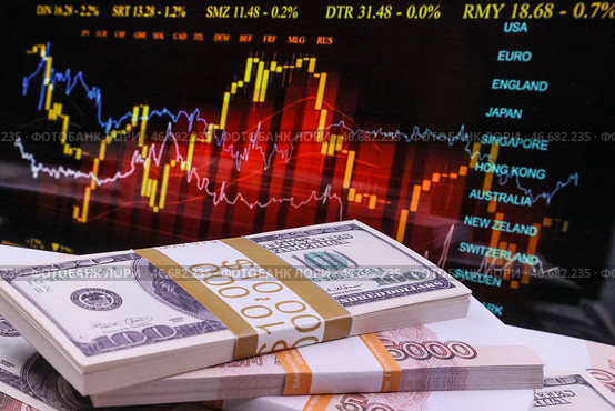 Пачки банкнот номиналом 100 долларов США и 5000 российских рублей на фоне графика. Стоковое фото, фотограф Сергей Булкин/NEWS.ru / ТАСС / Фотобанк Лори