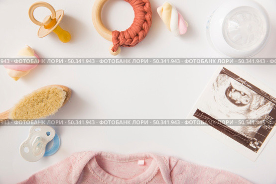 pacifier marshmallow brush toy milk bottle sonography picture baby onesie white background. Стоковое фото, агентство Ingram Publishing / Фотобанк Лори