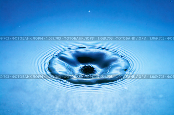 Падение капли воды. Стоковое фото, фотограф Константин Тавров / Фотобанк Лори