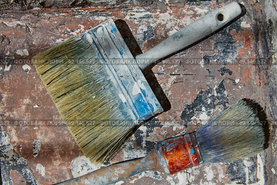 Paint brushes used on grunge bucket in improvement background. Стоковое фото, агентство Ingram Publishing / Фотобанк Лори