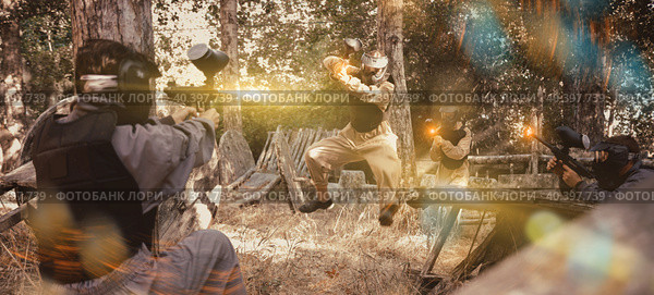 Paintball team rushing enemy positions on battleground. Стоковое фото, фотограф Яков Филимонов / Фотобанк Лори