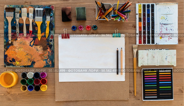 Painter workplace top view photo. Artist paintbrushes, colorful paints and crayons assorted on the desk. Painter workplace top view photo. Artist paintbrushes, colorful paints and crayons assorted on the desk. Стоковое фото, агентство Ingram Publishing / Фотобанк Лори