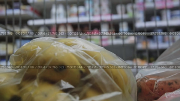 Пакет с бананами в корзине для покупок, путешествует по магазину. Стоковое видео, видеограф Valeryi Vysotkov / Фотобанк Лори