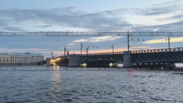 Palace Bridge in St. Petersburg at sunrise. Neva river and Palace (Dvortsovy) Bridge - symbol of St. Petersburg Russia. High quality footage for travel agencies, guides and tour operators. Стоковое видео, видеограф Ирина Михайличенко / Фотобанк Лори