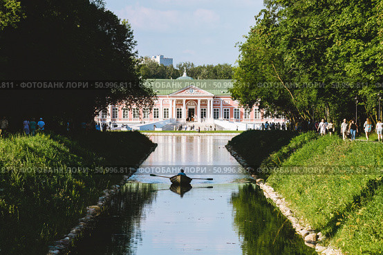 Palace of the Kuskovo estate and canal to Bolshoy Dvortsovy pond. Редакционное фото, фотограф Константин Григорьев / Фотобанк Лори