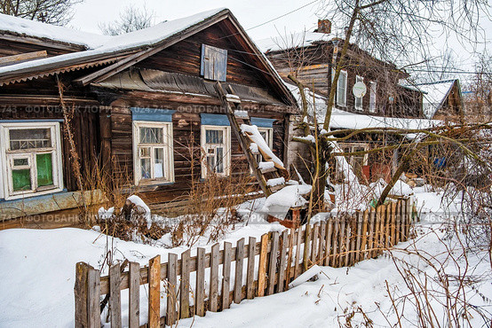 Палисадник в снегу у старого деревенского дома. Редакционное фото, фотограф Илья Старков / Фотобанк Лори