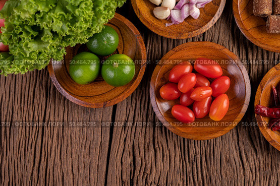 Palm sugar, red onions, dried peppers, tomatoes, cucumbers, yard long beans and lettuce in a bowl. Стоковое фото, агентство Ingram Publishing / Фотобанк Лори
