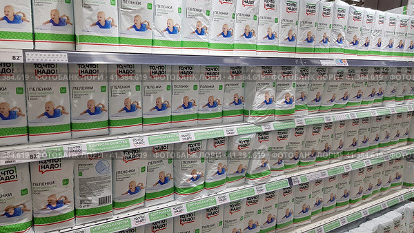 Pampers for children on a shelf in a supermarket (2020 год). Редакционное фото, фотограф Анна Кривицкая / Фотобанк Лори