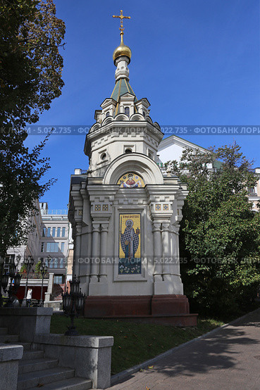 Памятная шатровая часовня Николая Чудотворца Можайского, возведённая в 2006 г. на месте уничтоженного древнего храма Николы Стрелецкого, г. Москва (2013 год). Редакционное фото, фотограф Алексей Гусев / Фотобанк Лори