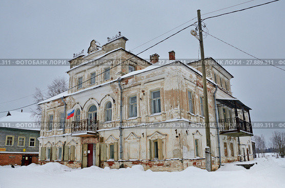 Памятник архитектуры - купеческий дом с магазином, 19 век (купеческий дом Дружинина). Архангельская область, Каргопольский район, Ошевенск, деревня Ширяеха (2018 год). Стоковое фото, фотограф Овчинникова Ирина / Фотобанк Лори