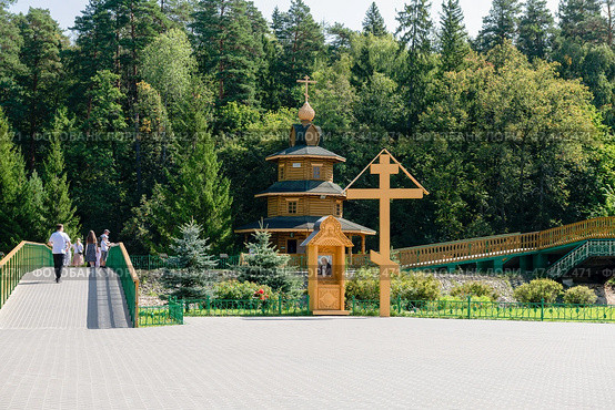 Памятный крест. Серафимовский источник, открытый преподобным Серафимом Саровским близ Дивеево (2024 год). Редакционное фото, фотограф Pukhov K / Фотобанк Лори