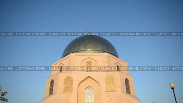 Памятный знак в честь принятия ислама волжскими болгарами в 922 году. Болгар, Татария, Россия (2015 год). Стоковое видео, видеограф Mikhail Erguine / Фотобанк Лори