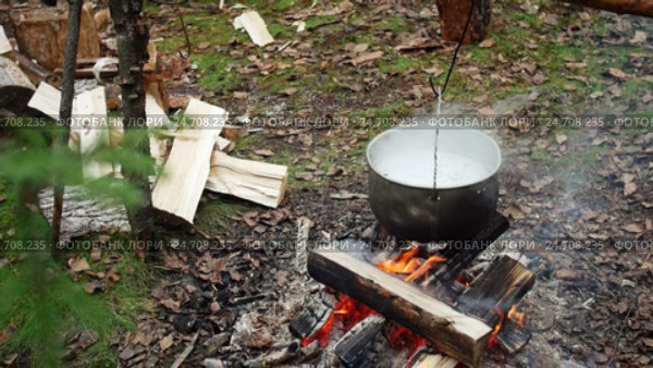 Pan with boiling soup over campfire in outdoor. Стоковое видео, видеограф Сергей Кальсин / Фотобанк Лори