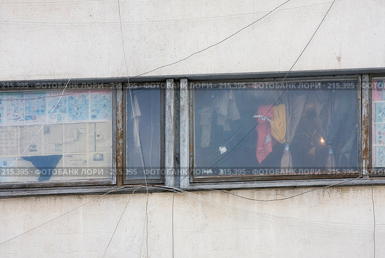 Панельное здание. Окно общежития в Москве (2008 год). Редакционное фото, фотограф Юрий Синицын / Фотобанк Лори