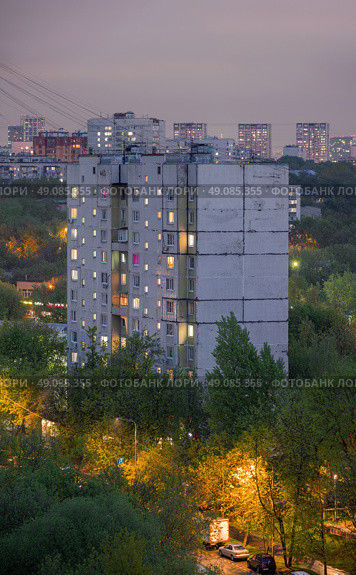 Панельный двенадцатиэтажный дом серии П-46 в СЗАО вечером. Стоковое фото, фотограф Всеволод Чуванов / Фотобанк Лори