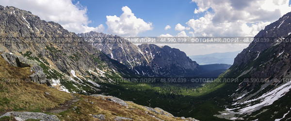 Панорама долины в Высоких Татрах недалеко от пика Рыси ( Rysy peak)  и Штрбске Плесо (Strbske Pleso ), Словакия (2010 год). Стоковое фото, фотограф Дымов Игорь / Фотобанк Лори