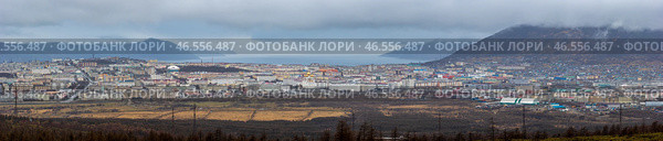 Панорама города Магадана. Вид сверху на приморский город, расположенный среди гор на берегу морского залива. Пасмурная погода. Магаданская область, Дальний Восток России. (2021 год). Стоковое фото, фотограф Андрей Степанов / Фотобанк Лори