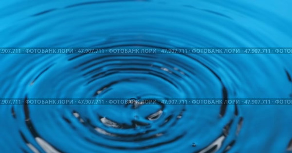 Панорама капли воды, падающей в голубую воду. Красивая круговая волна, рябь. Капля воды, падающая на поверхность воды. Стоковое видео, видеограф Александр Собко / Фотобанк Лори
