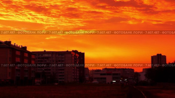 Панорама красочного неба над городом на закате. Стоковое видео, видеограф Sergei Gorin / Фотобанк Лори