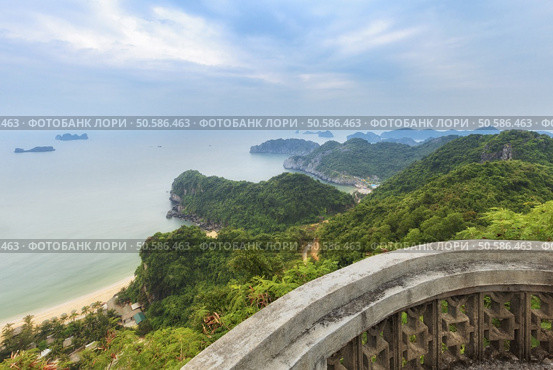 Panorama of Halong Bay from Cat Ba island viewpoint, Vietnam. seascape of Halong Bay, Vietnam. Стоковое фото, агентство Ingram Publishing / Фотобанк Лори
