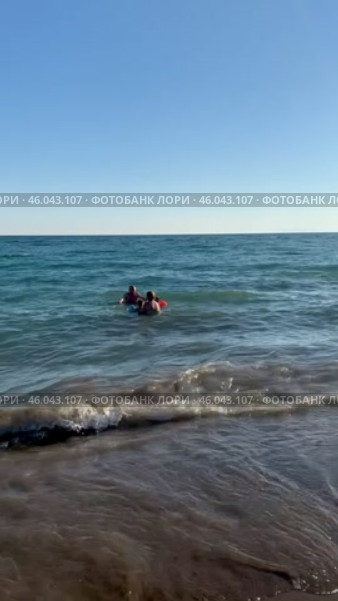 Панорама пляжа на фоне заходящего солнца и парасейлинга. Редакционное видео, видеограф Владимир Шипикин / Фотобанк Лори