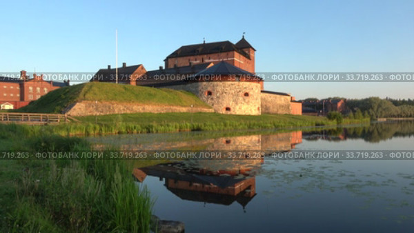 Панорама старинной крепости на берегу озера Ванаявеси солнечным июльским утром. Хамеенлинна, Финляндия (2018 год). Стоковое видео, видеограф Виктор Карасев / Фотобанк Лори